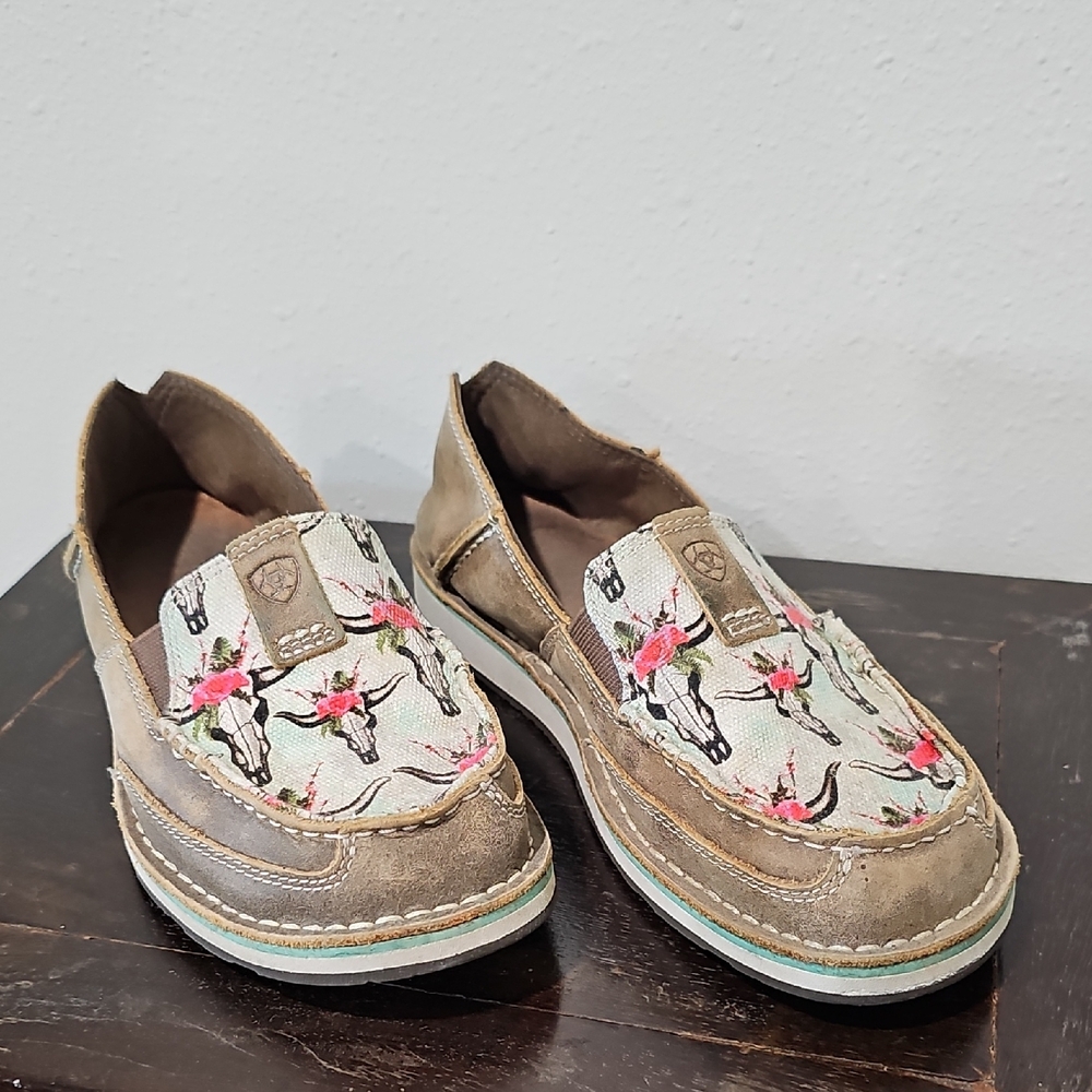 Ariat Cruiser 8B Slip-On Loafers Tan Floral Cow Skulls